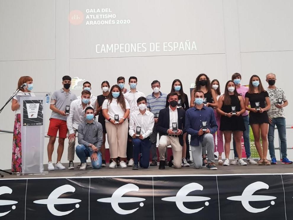 Foto de familia de los diferentes campeones de España de 2020 en la Gala del Atletismo Aragonés.