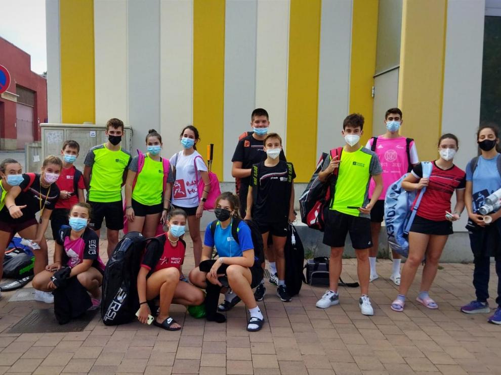 La numerosa delegación del Huesca La Magia Bádminton Huesca en el torneo de Granollers.