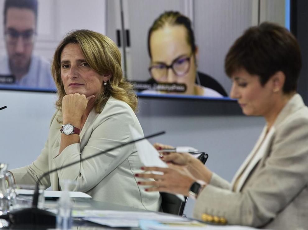 Teresa Ribera (izquierda) junto a la ministra portavoz, Isabel Rodríguez.