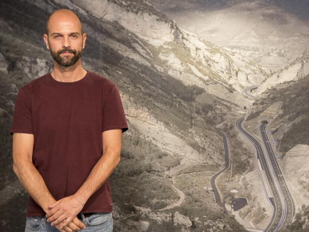 Eduardo Marco Miranda posa con una de sus obras más espectaculares.