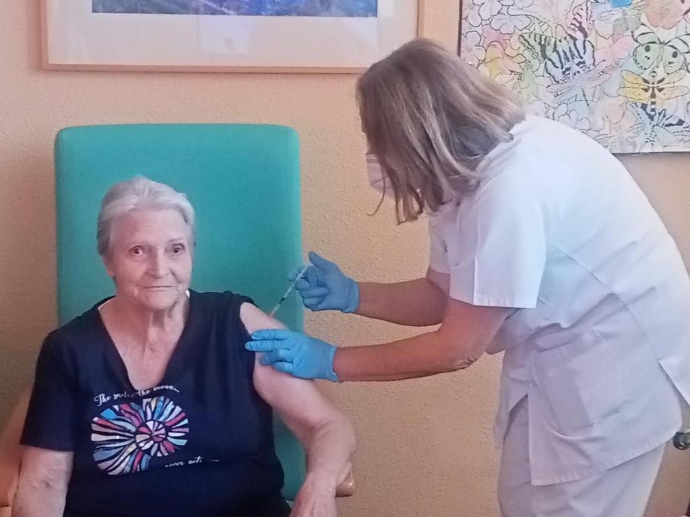 Una usuaria de La Solana de Aínsa, recibiendo la tercera dosis de la vacuna.