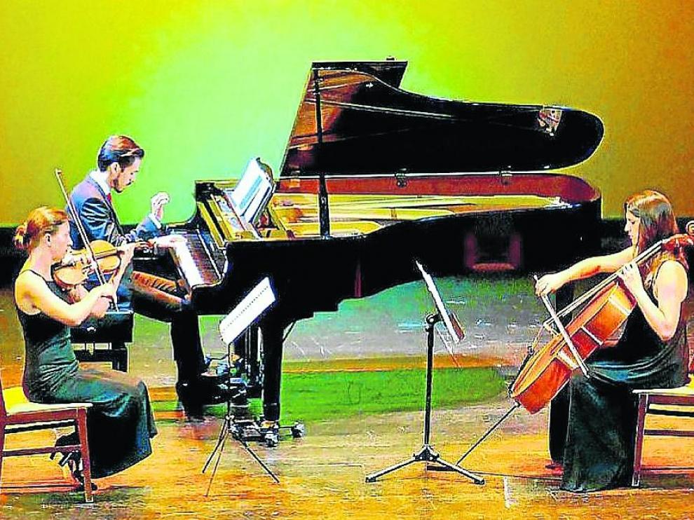 Imagen de los tres artistas