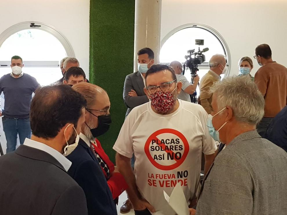 Vecinos de La Fueva entregándole una carta a Javier Lambán
