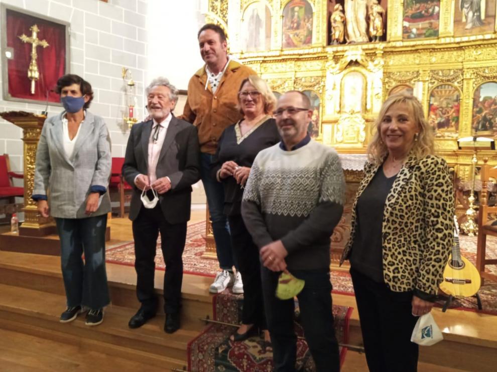 Luis del Val, segundo por la izquierda, con los ganadores del certamen y las autoridades.