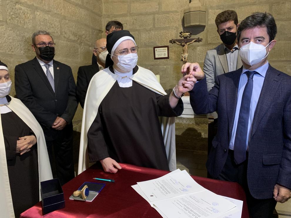 Luis Felipe entrega un céntimo por el uso público de la plazuela de la entrada del Convento de Las Miguelas