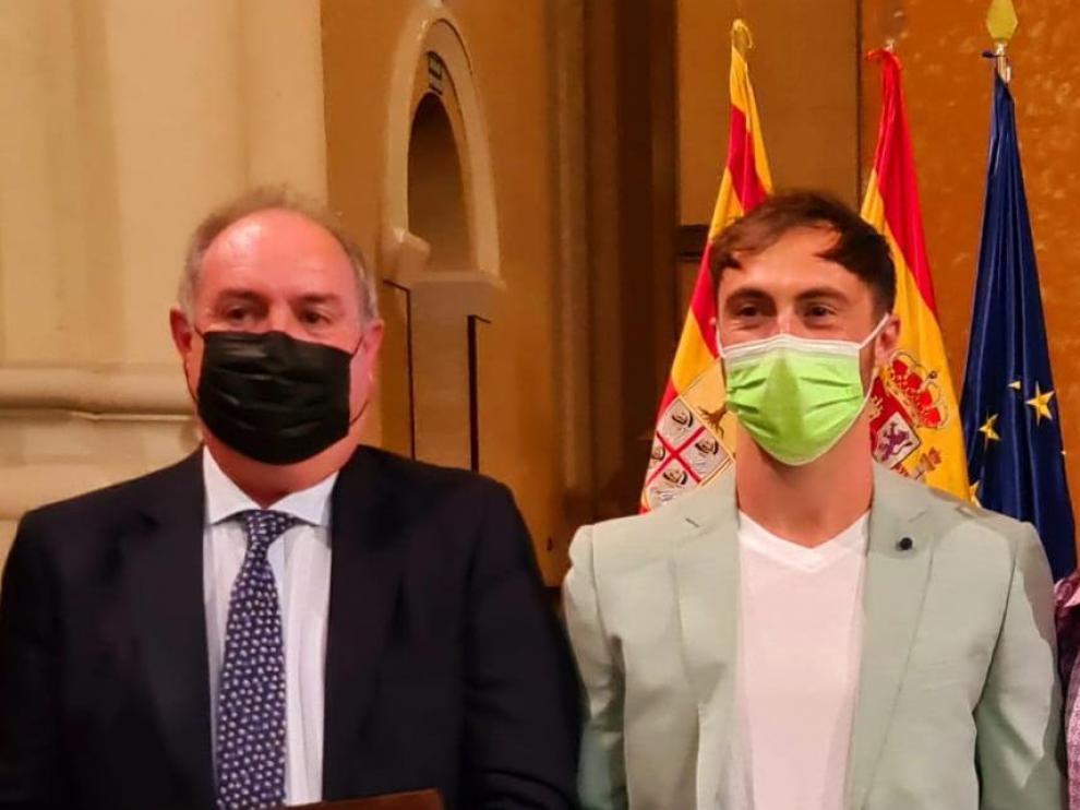 Emilio Leo Ferrando y Álex Gallego Lardiés posan con sus placas tras la ceremonia.
