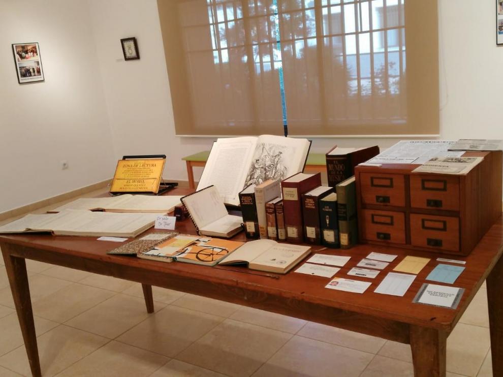 Detalle de una de las mesas con diferente material que se exhibe en la exposición.