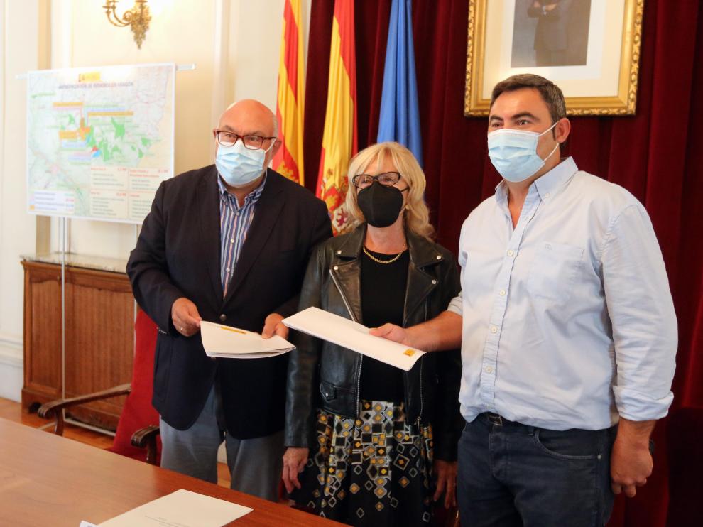Firma del convenio de modernización con una de las comunidades de regantes, este jueves.