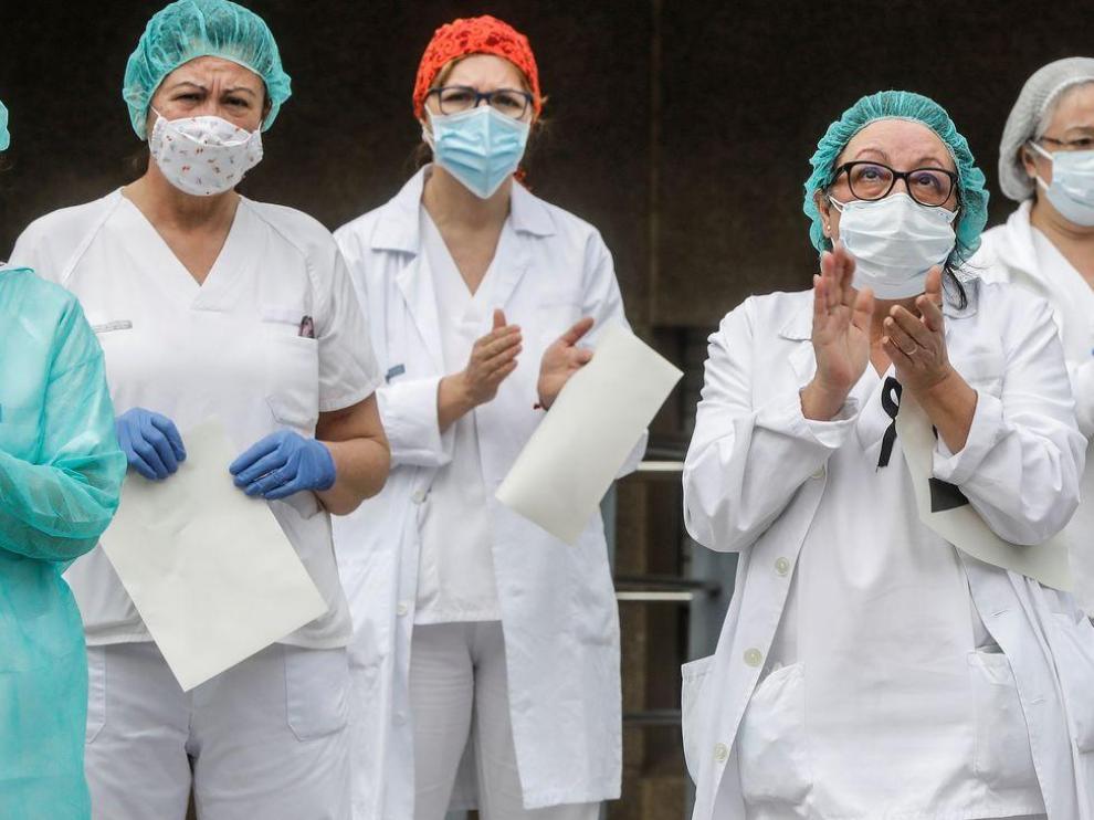 Sanitarias a las puertas de un hospital