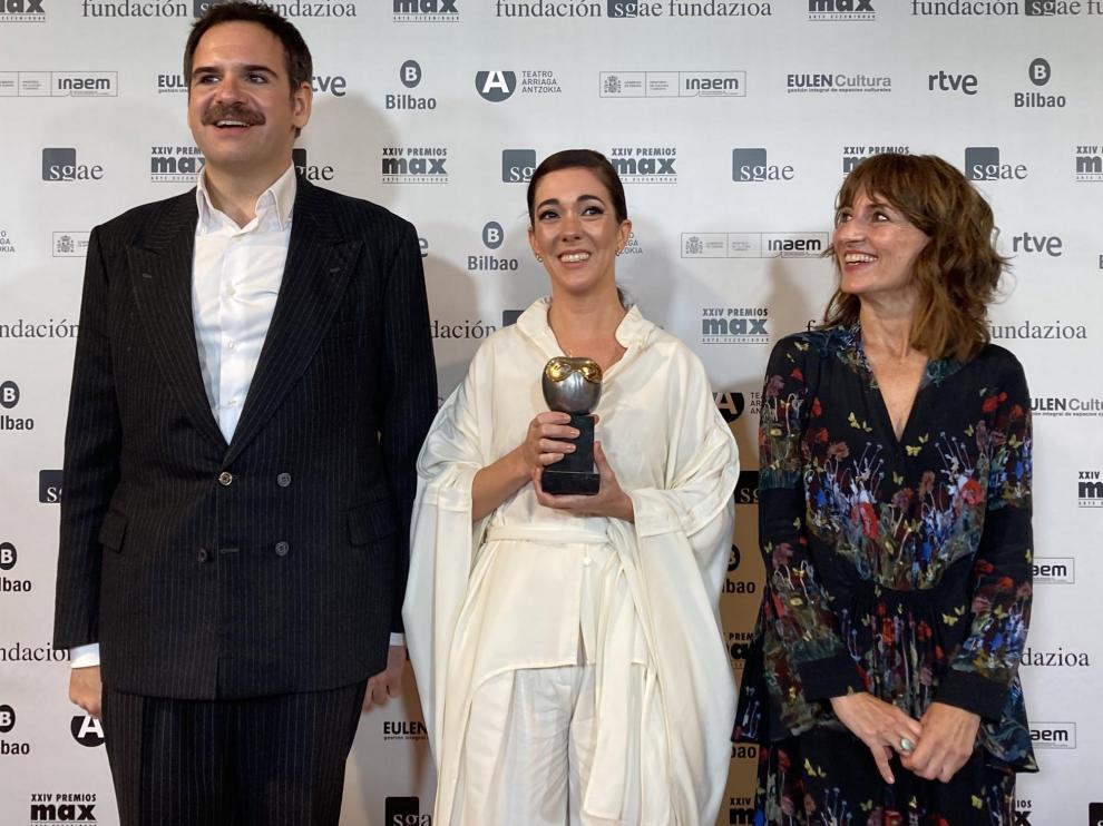 Carmen Barrantes (centro) ha recogido el premio junto con sus compañeros de Nueve de Nueve Teatro.