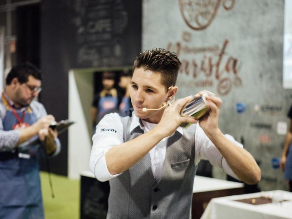 Daniel Gracia, barista oscense, durante la preparación de un café.