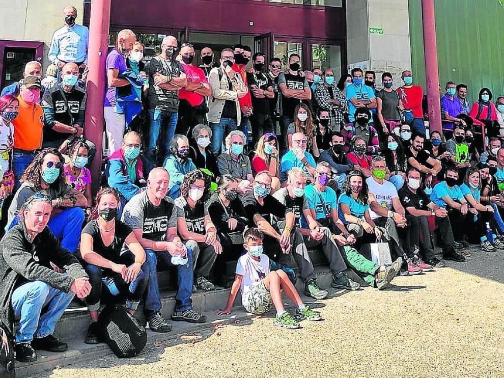 Foto de familia de los participantes en el Congreso de Espeleopirineos, en Boltaña.