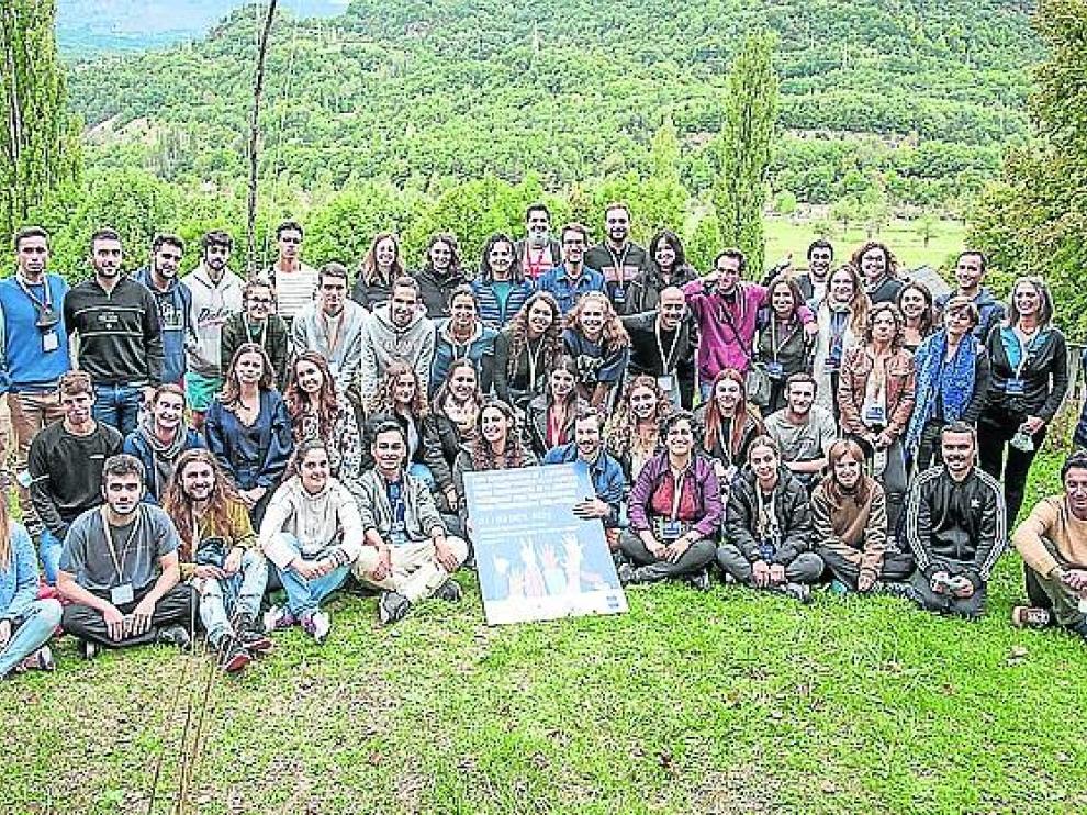 Foto del grupo de participantes en el Foro Transpirenaico de la Juventud con el Manifiesto.