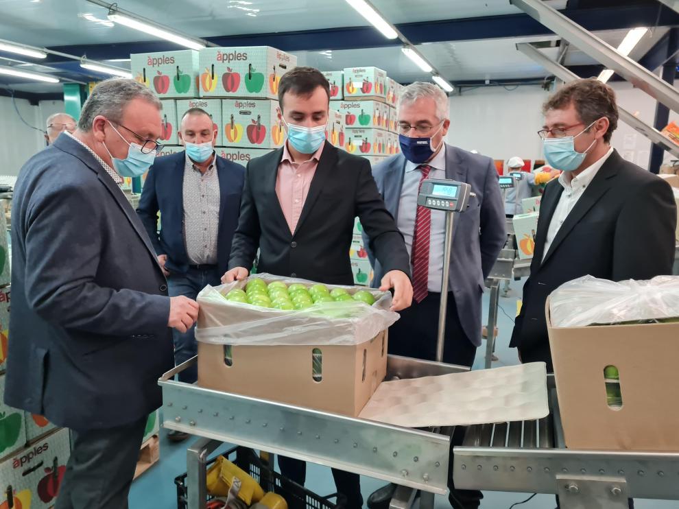 ha mantenido un encuentro con los representantes del sector de la fruta y los alcaldes de la Comarca del Bajo Cinca.