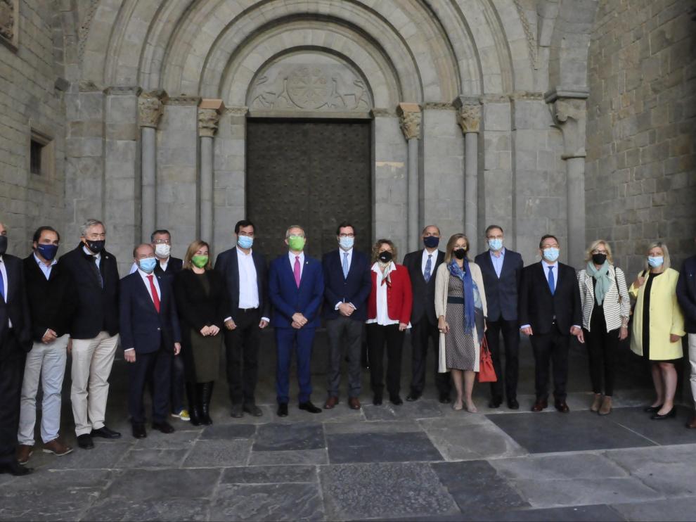 Foto de familia de las autoridades económicas y políticas a la entrada de la Catedral de Jaca.