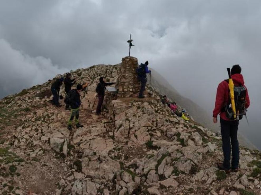 La cumbre, rodeada de nubes.