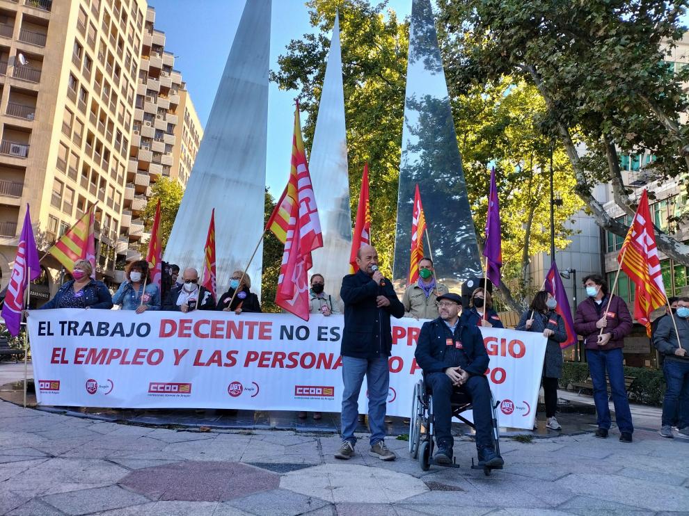 Los militantes de sindicatos se manifestaron el pasado jueves en Zaragoza junto al monumento a la Constitución.