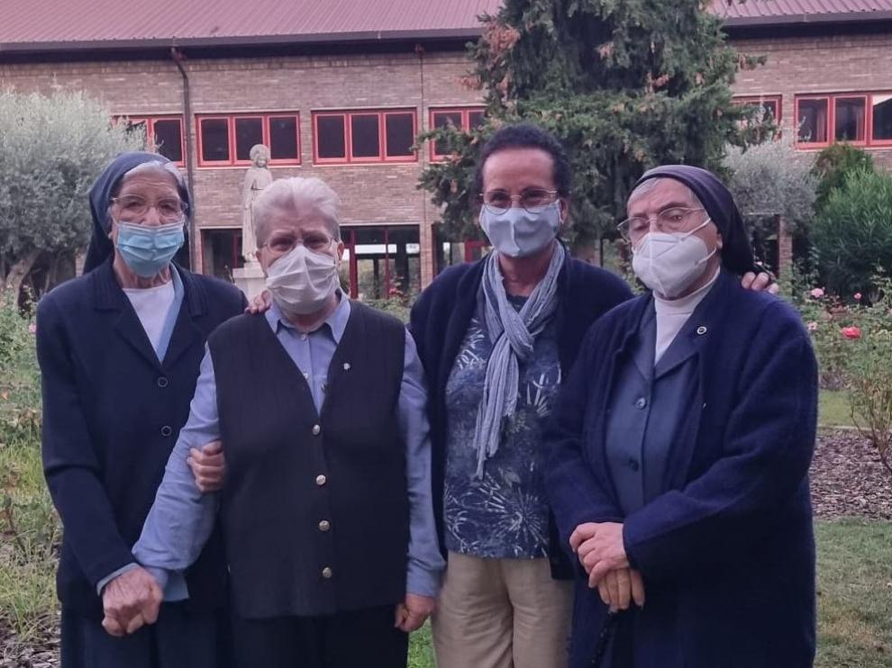 Sor Rosario junto con otras religiosas de la congregación.