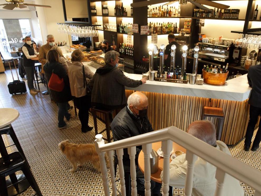 Varios clientes consumen en la barra en un bar de Vitoria este jueves, en el que ha entrado en vigor el decreto que declara el fin de la emergencia sanitaria en Euskadi.