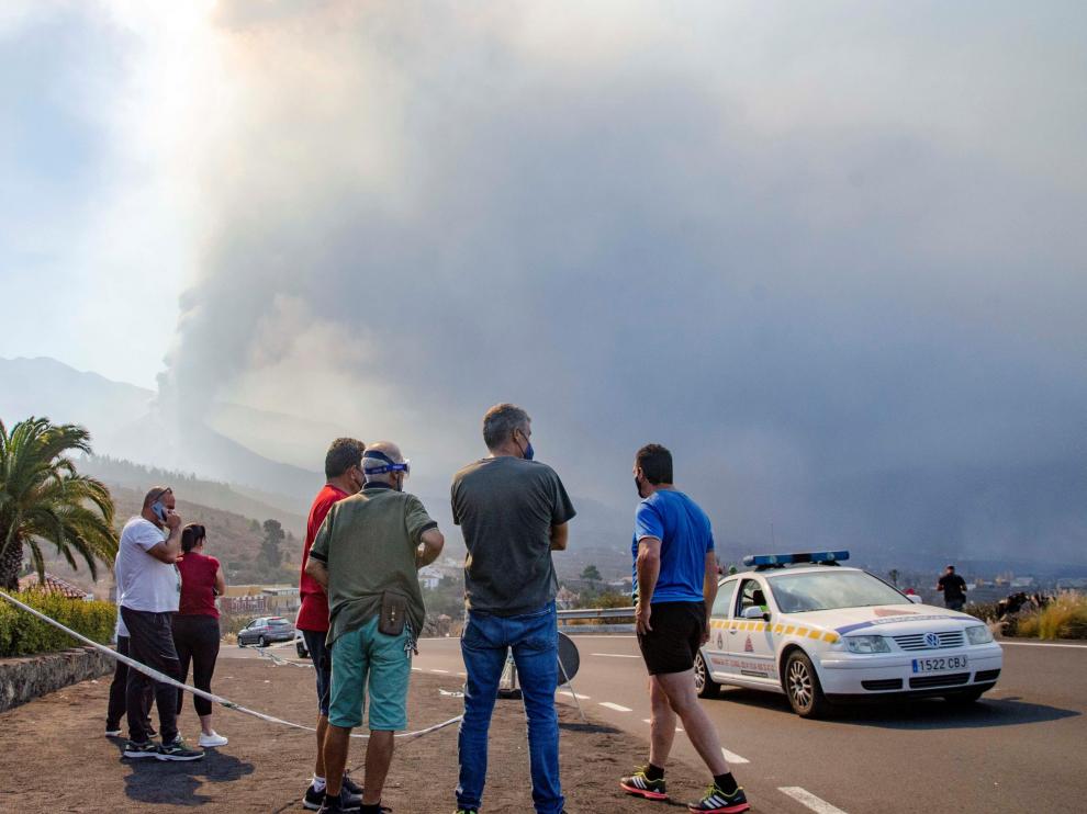 Los vecinos miran con preocupación la evolución de la erupción.
