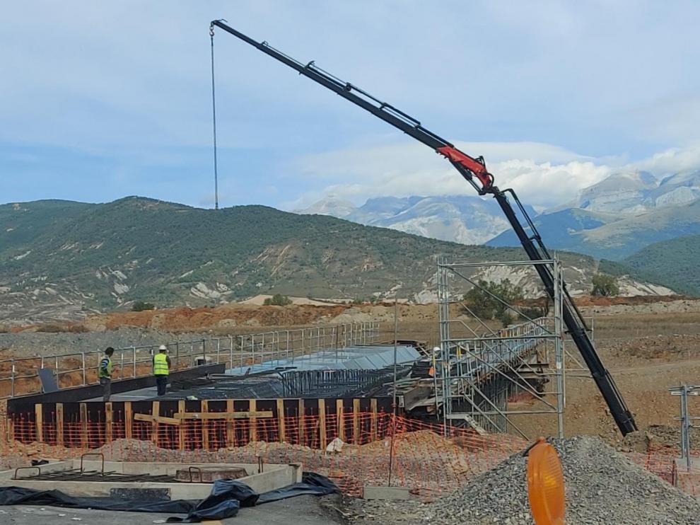 Obras de construcción de un nuevo puente a la altura de Cartirana.