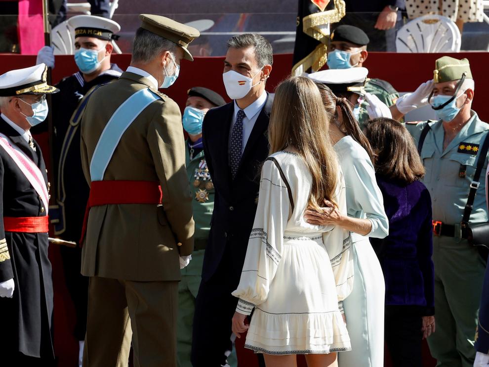 El rey Felipe Vi conversa con Pedro Sánchez junto a la reina Letizia y la infanta Sofía.