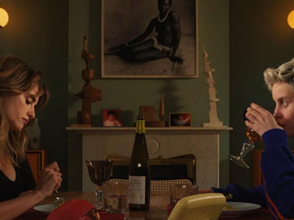 Penélope Cruz y Milena Smit tomando una copa de Gewürztraminer.