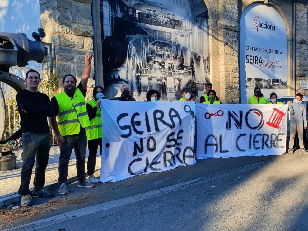 Los vecinos de Seira se concentran cada tarde para pedir alternativas al cierre de las carreteras.