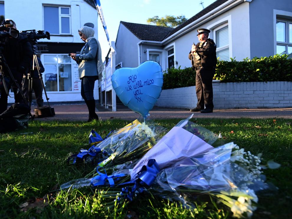 Flores en un memorial improvisado por el diputado asesinado.
