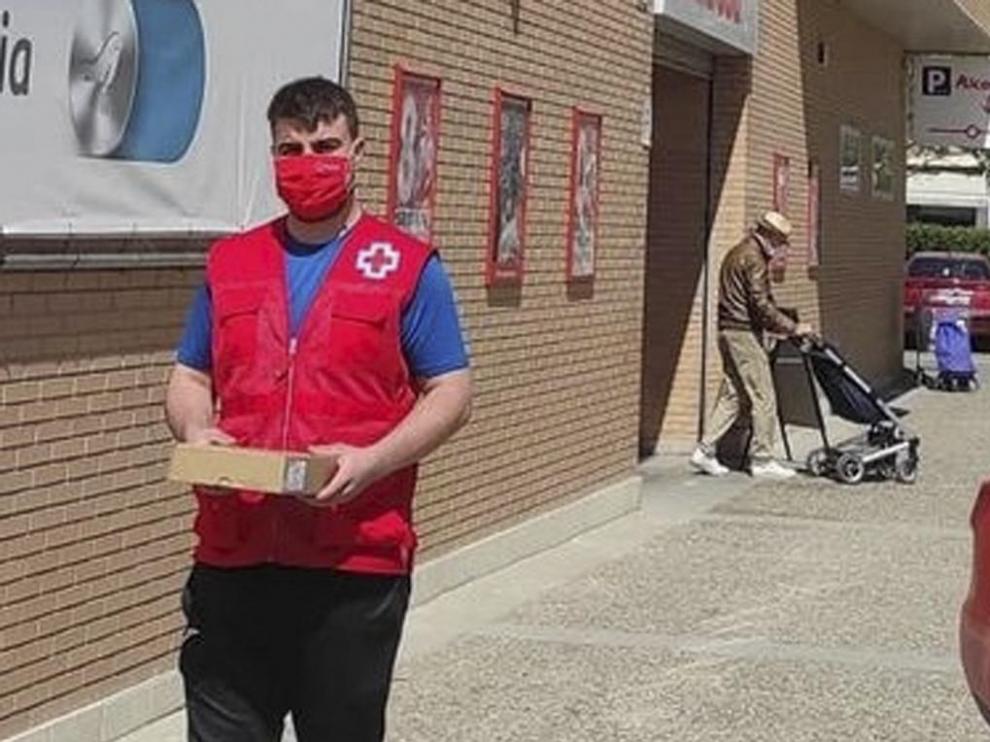 Eduardo Buj Lambán, durante sus labores como voluntario de Cruz Roja.