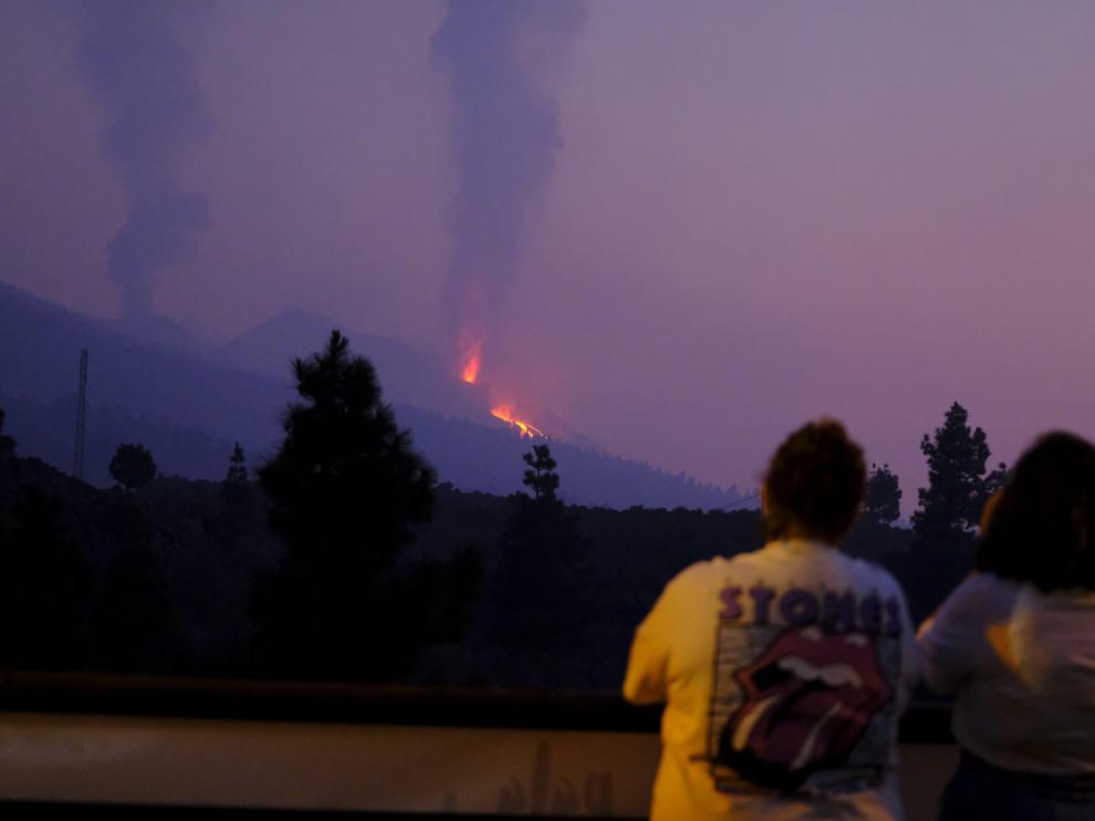 Las dos bocas eruptivas del volcán Cumbre Vieja