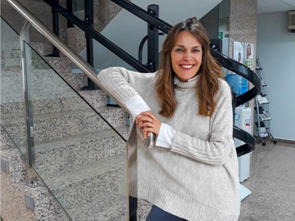 La psicóloga Clara Martínez en la sede de la Asociación Contra el Cáncer en Huesca.