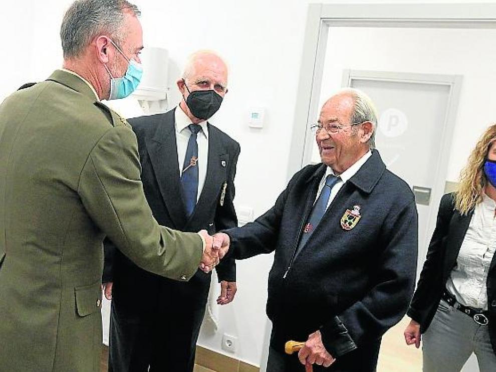 El subdelegado de Defensa en Huesca, Rafael Matilla, estrecha la mano de Paco Mairal.