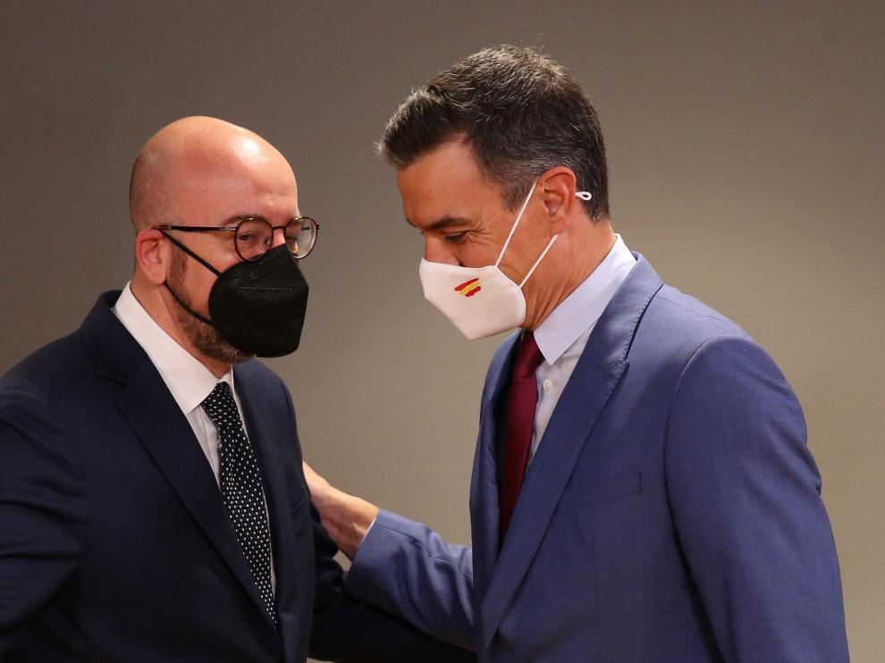 Michel saluda a Sánchez antes de la cumbre de la UE este jueves