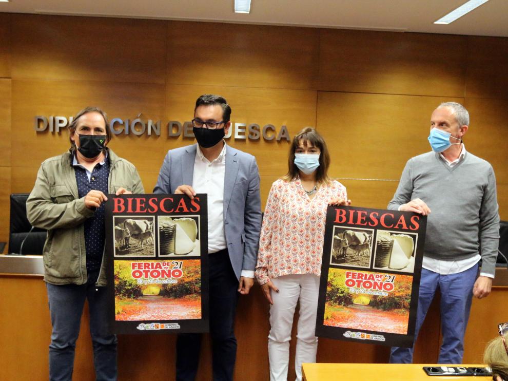 Ricardo Azón, de Atura, el diputado Roque Vicente, la alcaldesa de Biescas, Nuria Pargada, y José Manuel Macarulla, de Araparda.