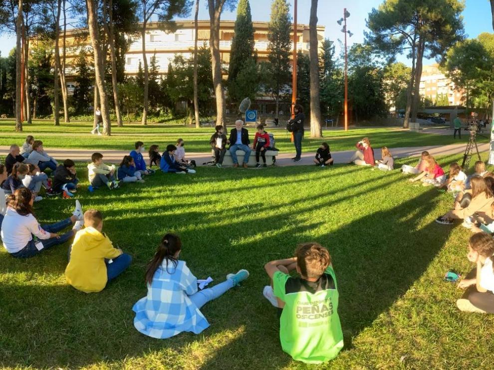 Francesco Tonucci junto a los integrantes de ‘La Ciudad de las Niñas y los Niños’ en el Parque del Encuentro.