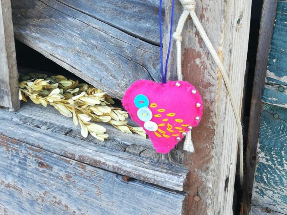 Imagen de los corazones de tela que han repartido por el entorno.