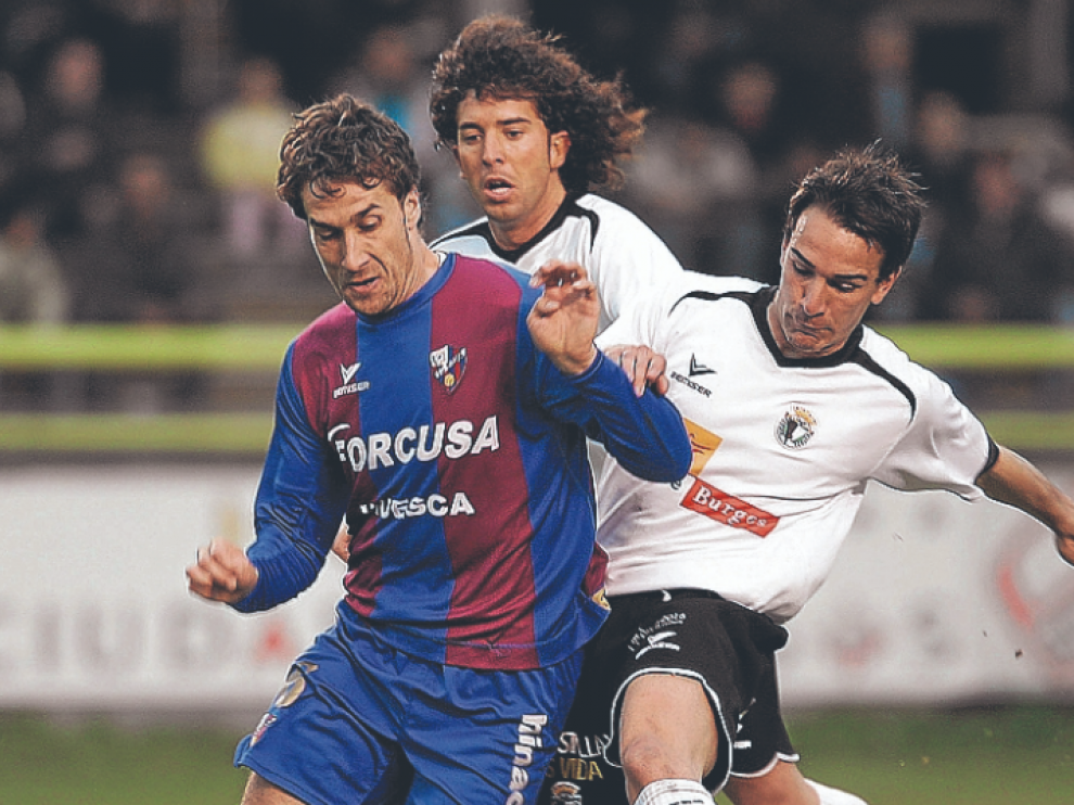 Edu Roldán pugna con un jugador del Burgos en el partido de 2008.