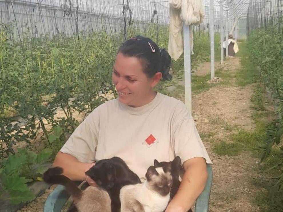 Elena Vasileva, con los gatos en su invernadero.