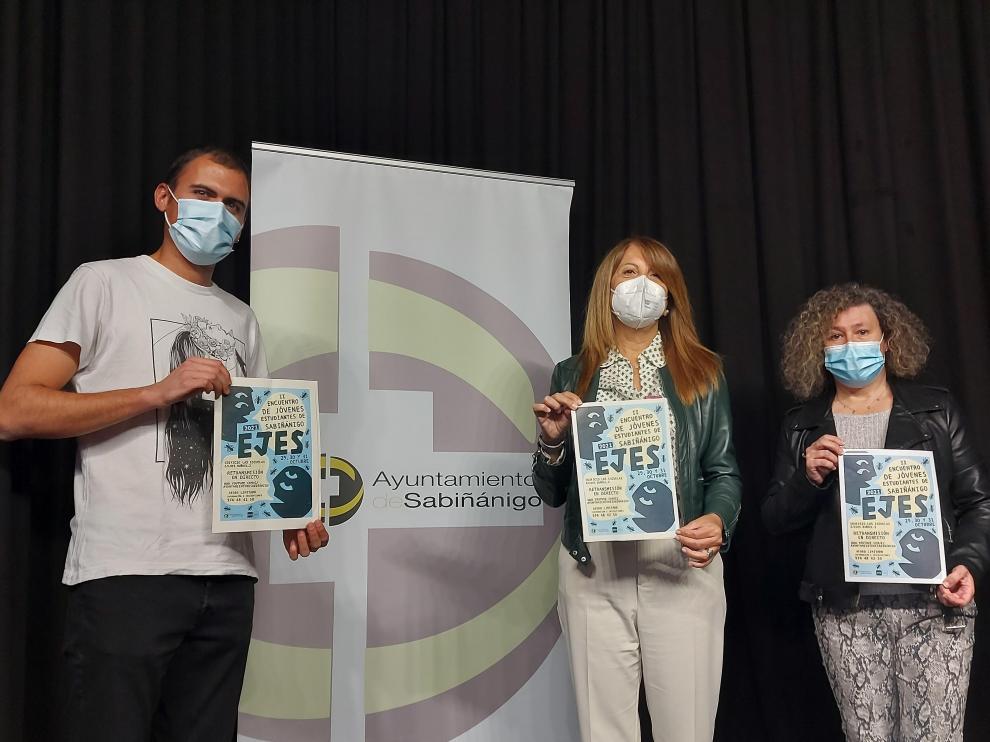 Jorge Otín, artífice del encuentro, junto a la alcaldesa Berta Fernández y la concejala Marisa Morillo.