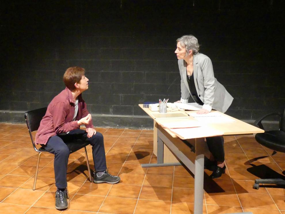 Maite Godé y Elba Mairal en un ensayo de La anarquista.