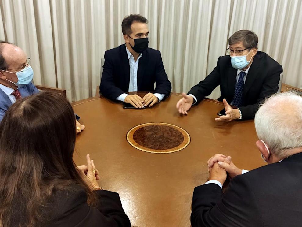 Un momento de la reunión que ha tenido lugar este viernes.