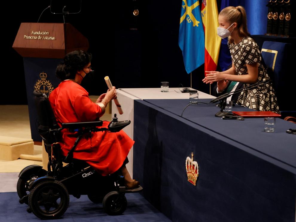 La atleta paralímpica Teresa Perales tras recibir su diploma de manos de la princesa de Asturias.