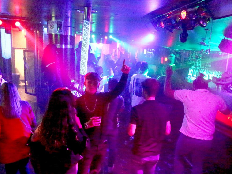 Fotografía de un bar de Huesca la madrugada del viernes al sábado.