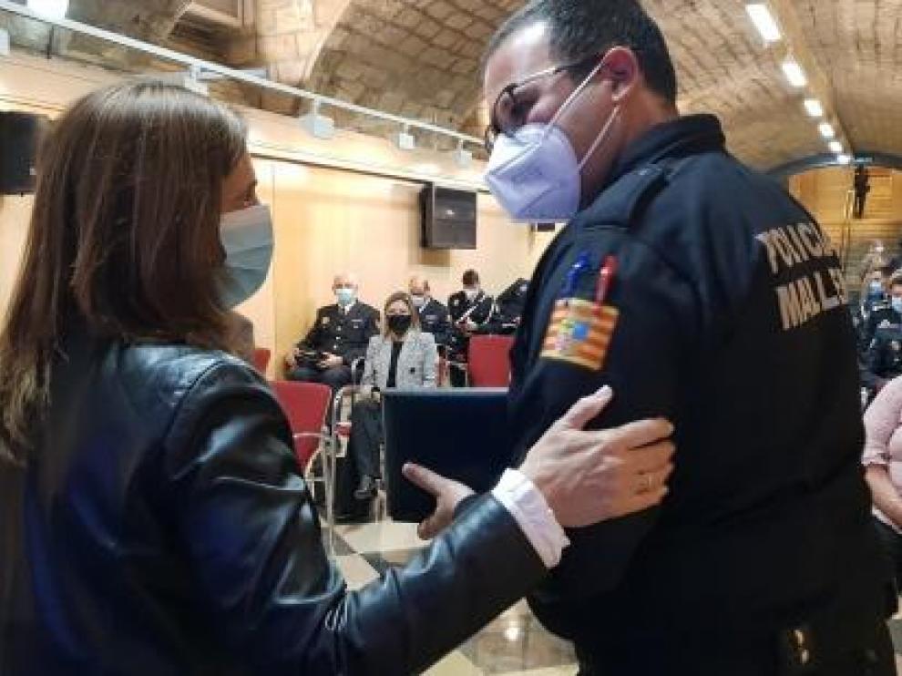 Carmen Sánchez entrega de los elementos identificativos de las policías locales de Aragón