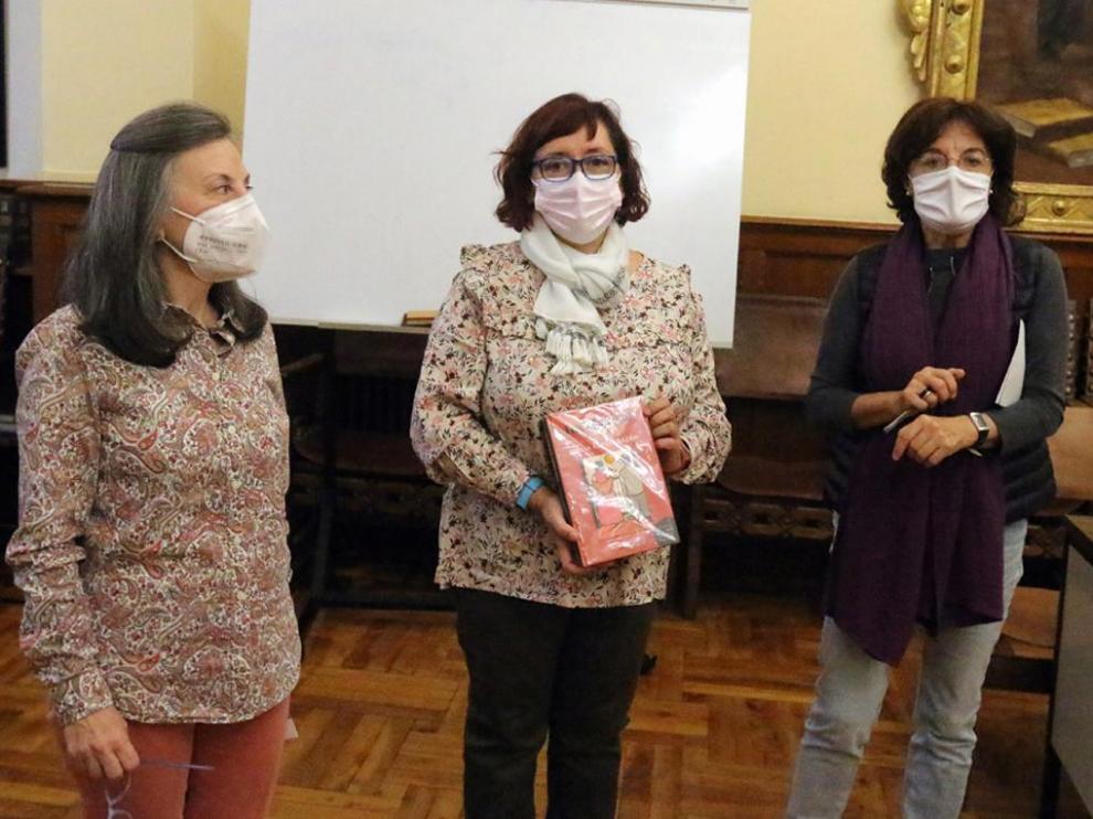 Pilar Esterán, en el centro de la foto, con Elena González (izq.) y Marién Martín, coordinadoras del ciclo.