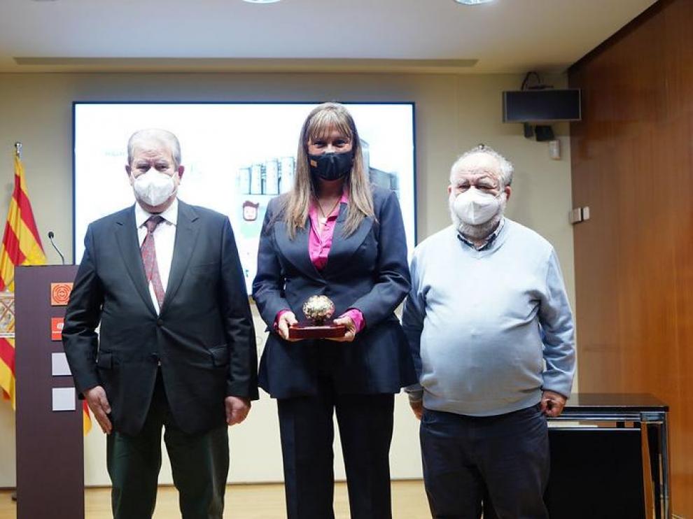 La consejera de Sanidad, Sira Repollés, recibe el premio de la Asociación Ictus Aragón.