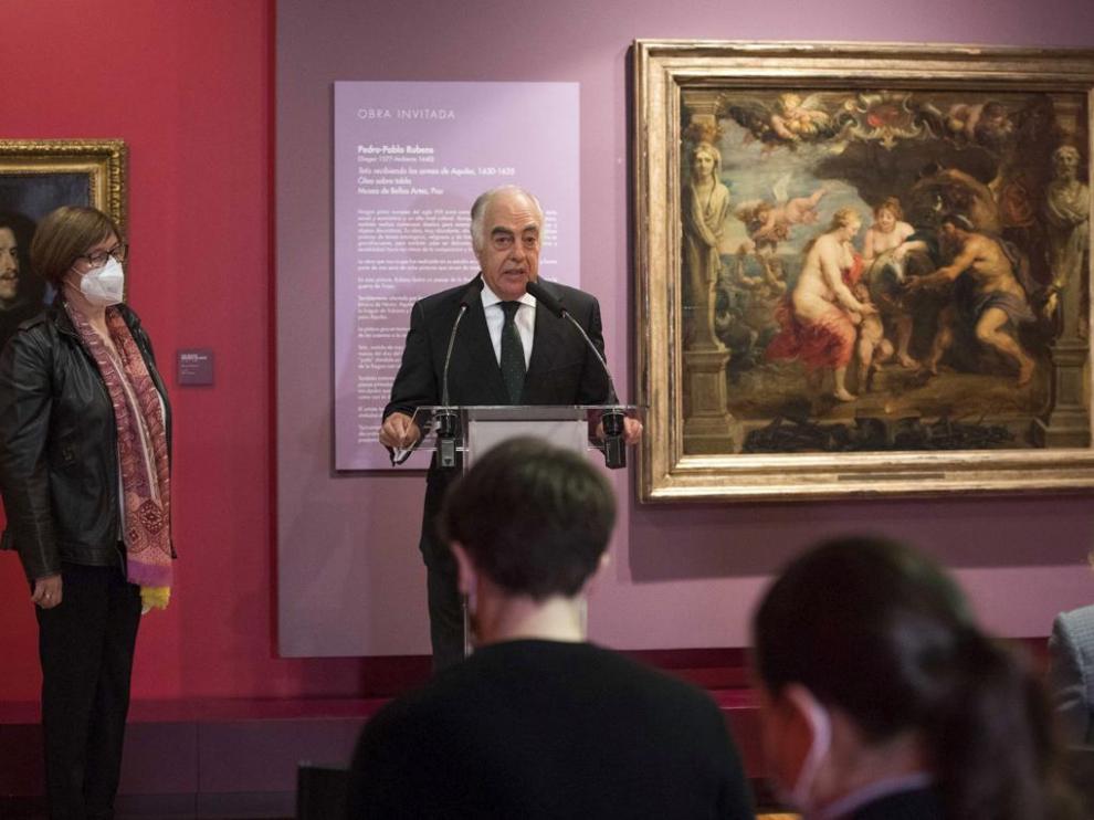 Rosario Añaños y José Luis Rodrigo, junto a la obra ‘Tetis recibiendo las armas de Aquiles’.