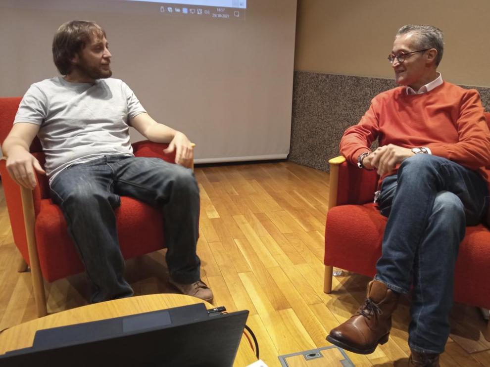 Roberto Morote y Juanfer Briones en el Aula Magna de la Uned de Barbastro.