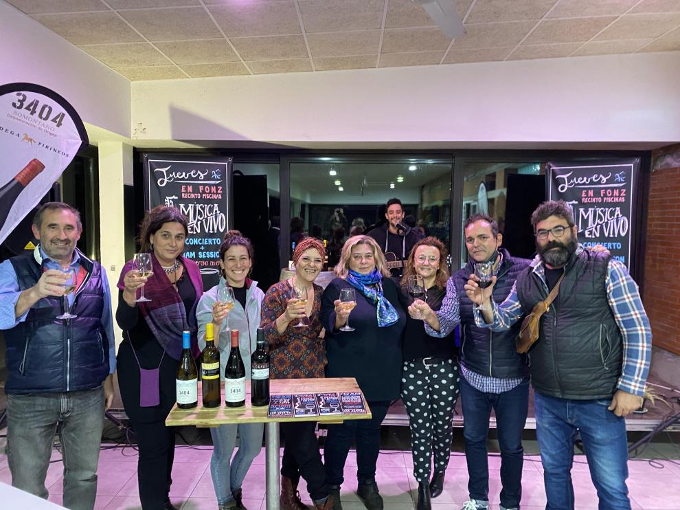 Los artífices de la iniciativa brindando por su éxito.